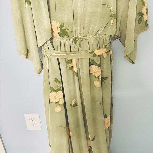 NEW Floral Kimono Wrap Dress - Picture 3 of 8